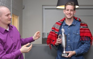 Vinder 2013, Christian Hansen, med pokal og ej at forglemme det traditionsomspundne makedonske slag