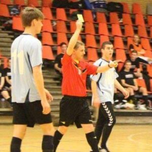 Brian Bedsted svinger det gule kort under finalestævnet til Gymnasiumfutsal.